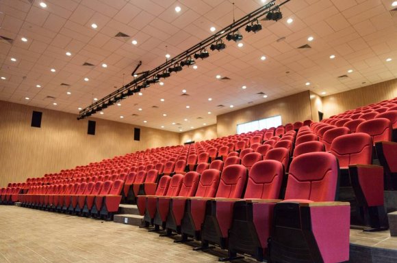 Conseils pour améliorer l'acoustique d'une salle de cinéma - Toulon - Amoros Conseil Acoustique