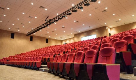 Conseils pour améliorer l'acoustique d'une salle de cinéma - Toulon - Amoros Conseil Acoustique